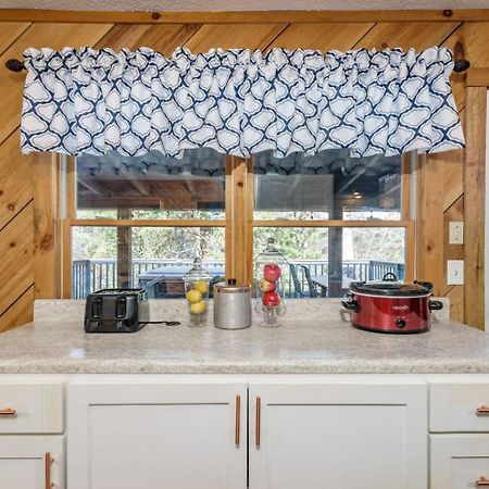 Wooded Bliss Hot Tub Single Level Cabin With No Steps Rocking Chairs And Wooded Views Пиджен Фордж Екстериор снимка